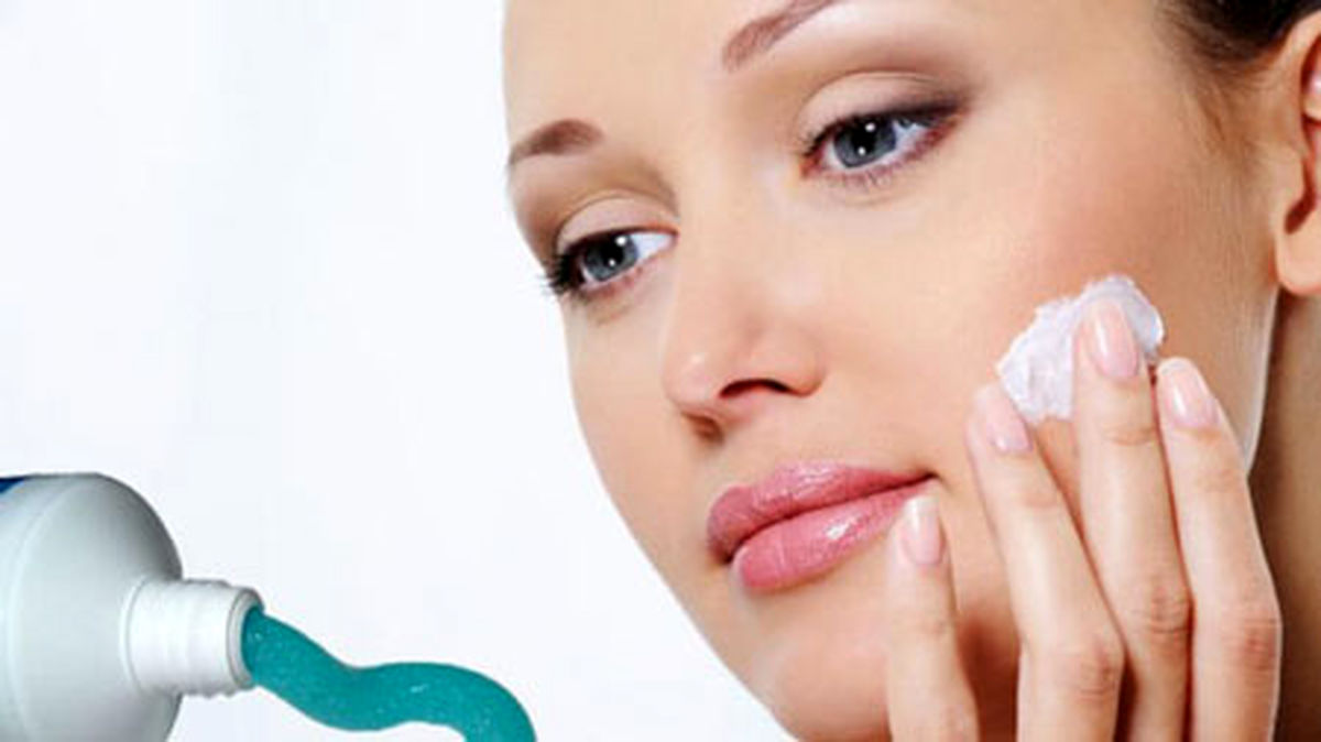 چگونه با خمیر دندان جوش‌های صورتمان را از بین ببریم؟