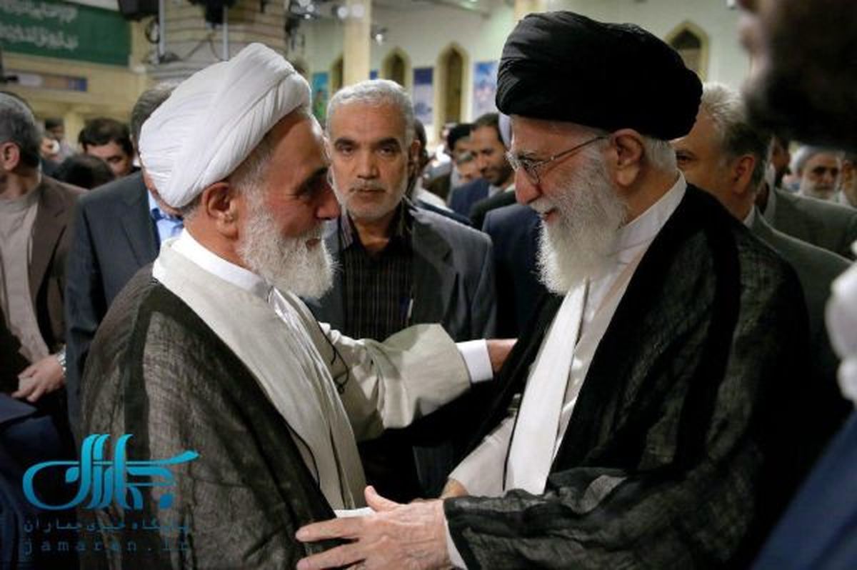 گفتگوی صمیمانه ی رهبر انقلاب و ناطق نوری در حاشیه ی دیدار مسئولان کشور با آیت الله خامنه ای