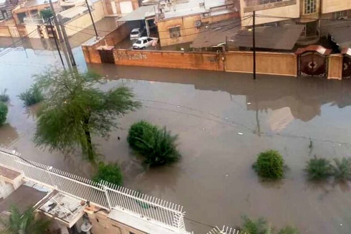 برخی مناطق اهواز همچنان آب‌گرفتگی دارند