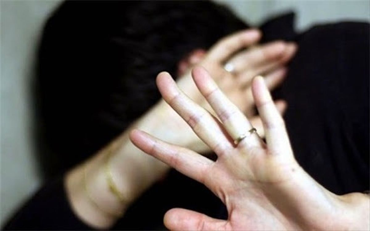 تجاوز به پلیس زن توسط آقای رییس/ تصویر