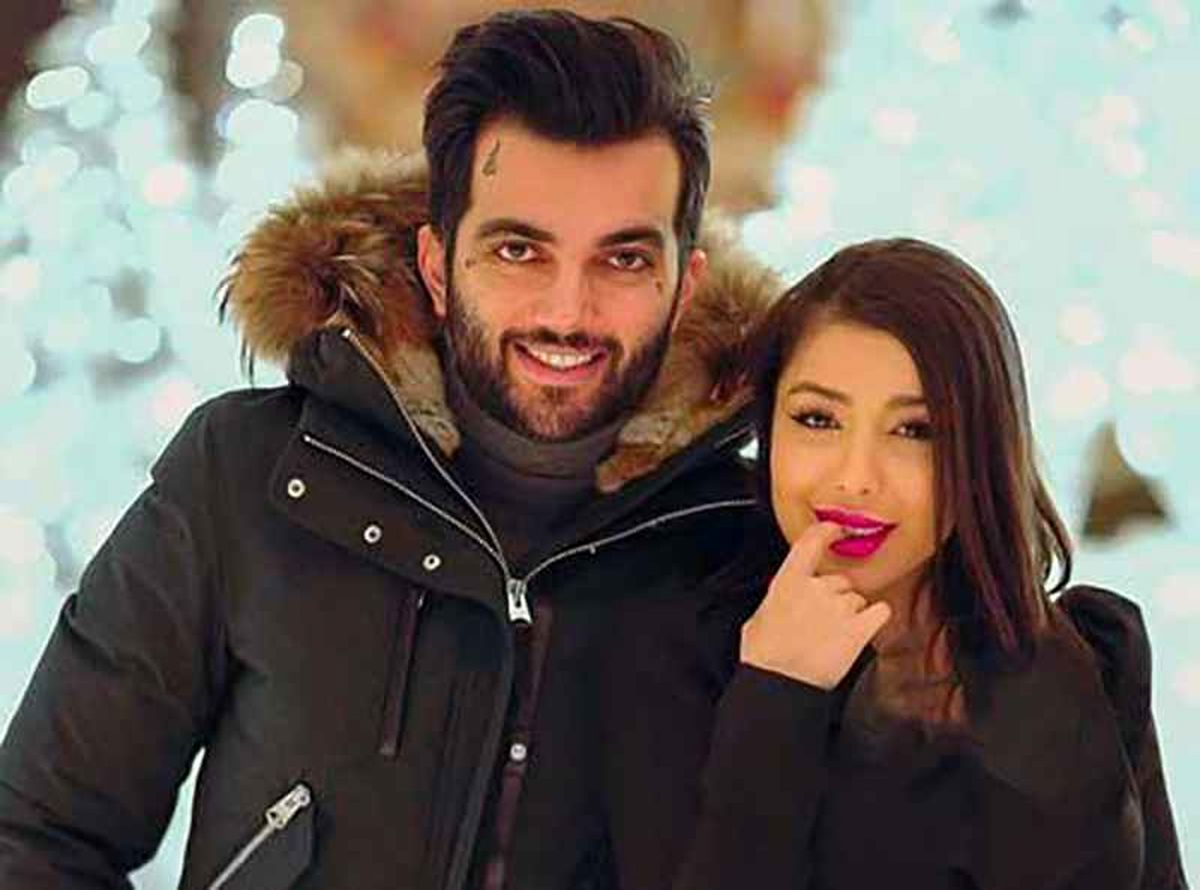 «نیلی افشار» هنوز دستگیر نشده است/ او تحت تعقیب است