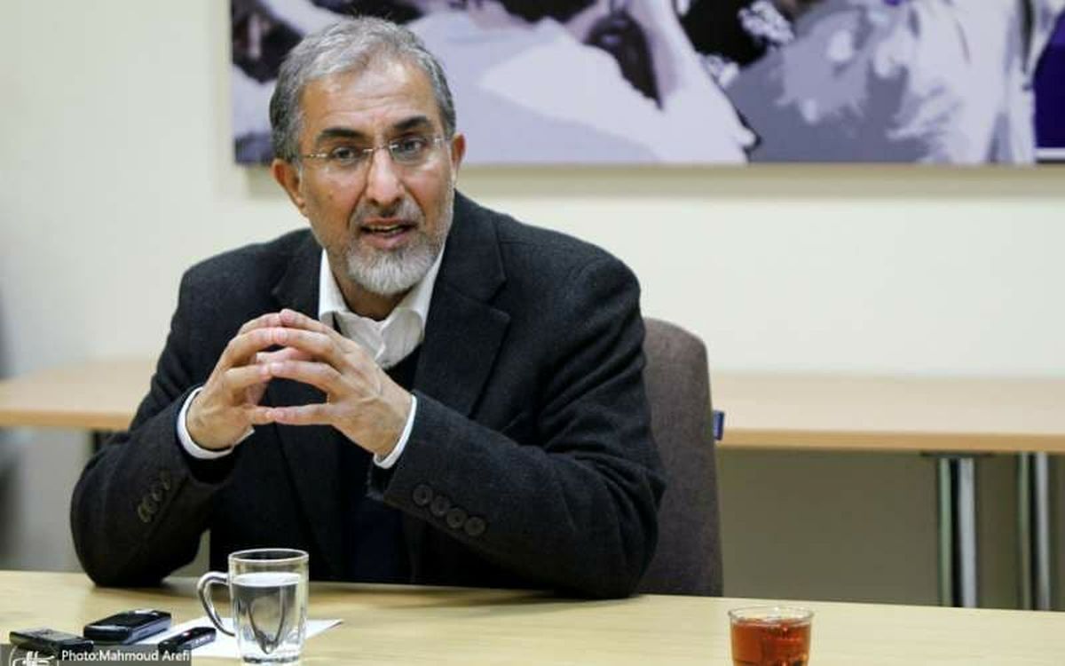 تحلیل عجیب یک استاد اقتصاد: دولت دارد کاری می کند که کشور سقوط سیاسی کند