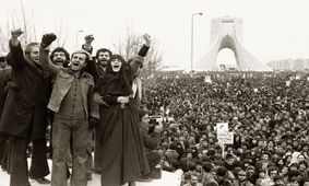 دلارهای نفتی، ما را از اهداف انقلاب دور کرد / انقلاب با تکیه بر مردم پیروز شد / برای عبور از تنگنای اقتصادی دوباره به مردم تکیه کنیم