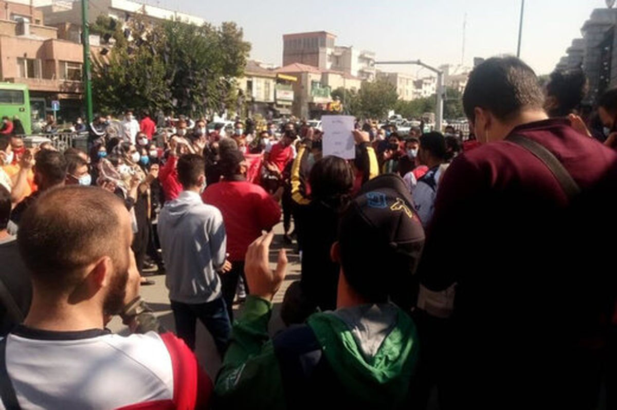 دستگیری هوادار پرسپولیس در تجمع مقابل ساختمان باشگاه/ عکس
