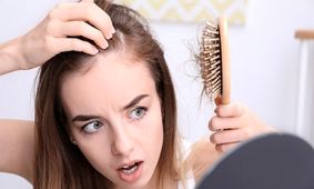 ۶ توجیه پزشکی درباره ریزش دائمی موها