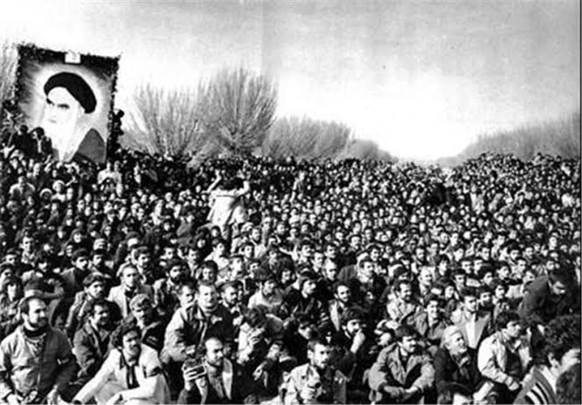  انقلاب نشان داد می توان تهدیدها را به فرصت تبدیل کرد / نباید منکر مشکلات اقتصادی شد