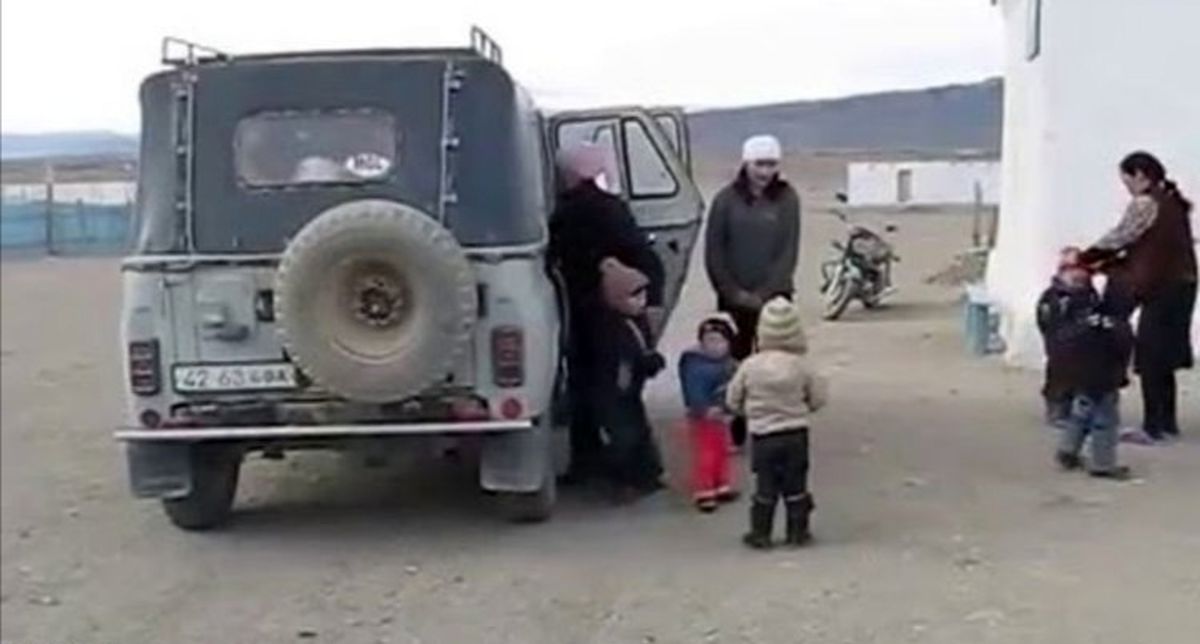 چند کودک از این خودرو پیاده شدند؟/ ویدئو