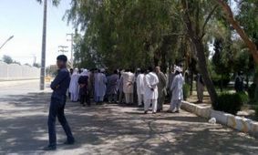 حمله معترضین به ساختمان فرمانداری سراوان/ تسخیر فرمانداری واقعیت ندارد/ ویدئو
