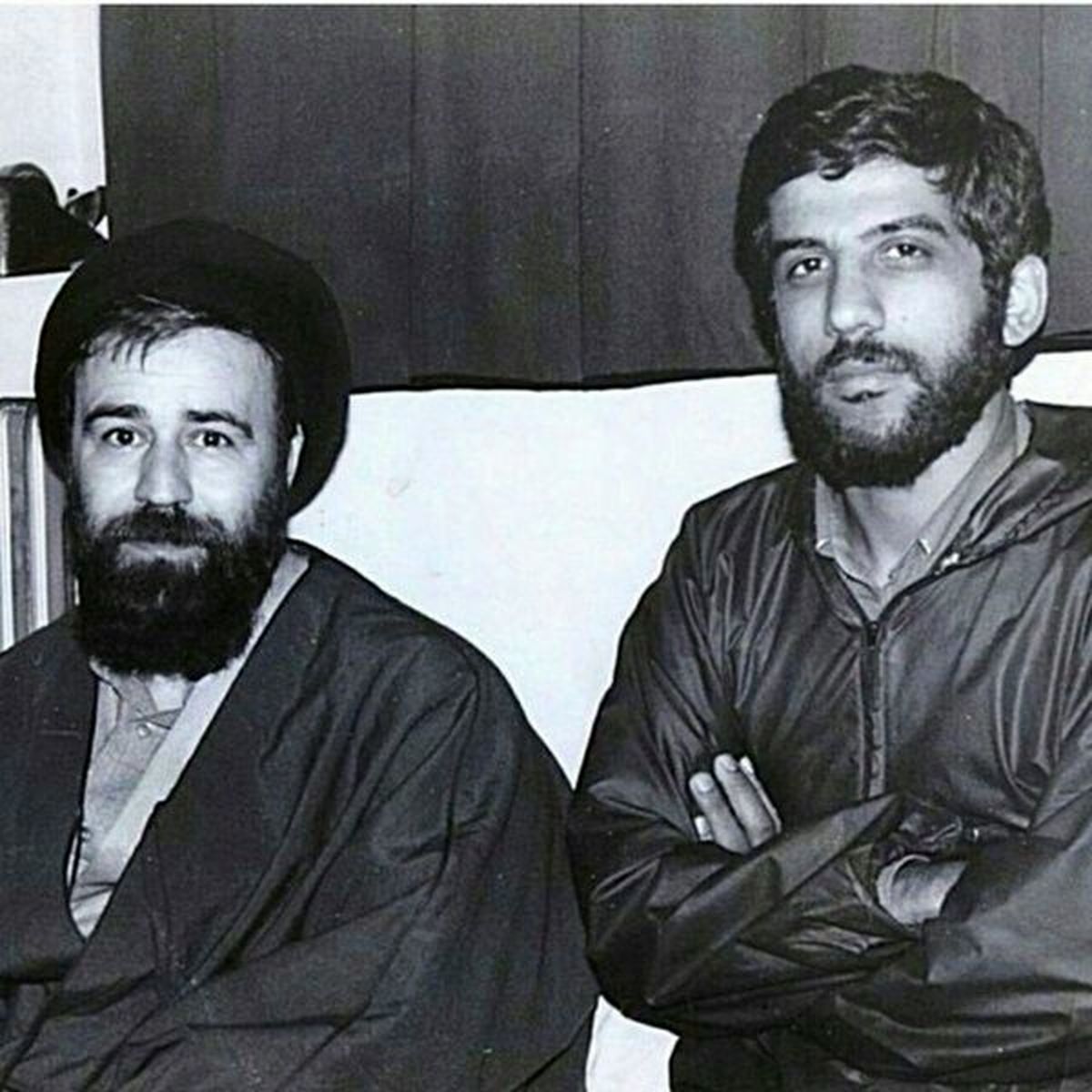 حاج احمدآقا سیگارى دود کرد و گفت: جلوی امام جرأت نمی‌کنم!/حاج احمدآقا بادگیر خوبی برای امام بود و از این بابت هم سختی کشید