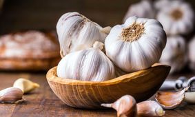 راز معجزه‌آسای گذاشتن یک حبه سیر زیر بالش