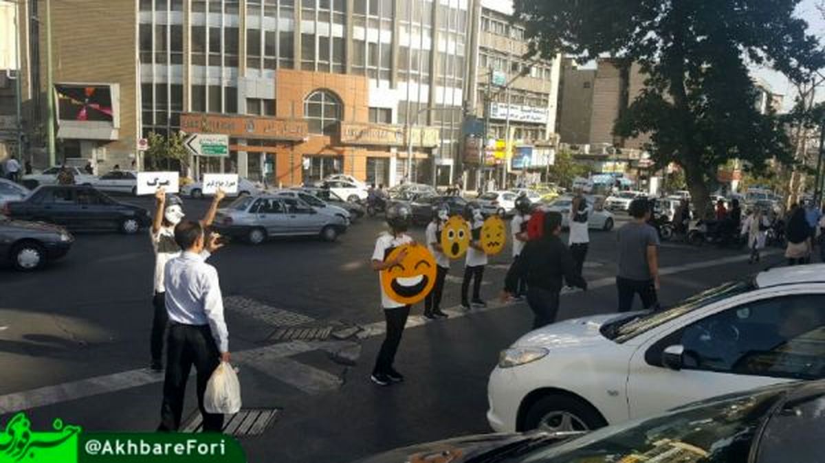 فرهنگ‌سازی جوانان تهرانی برای توقف خودروها پشت خط عابر