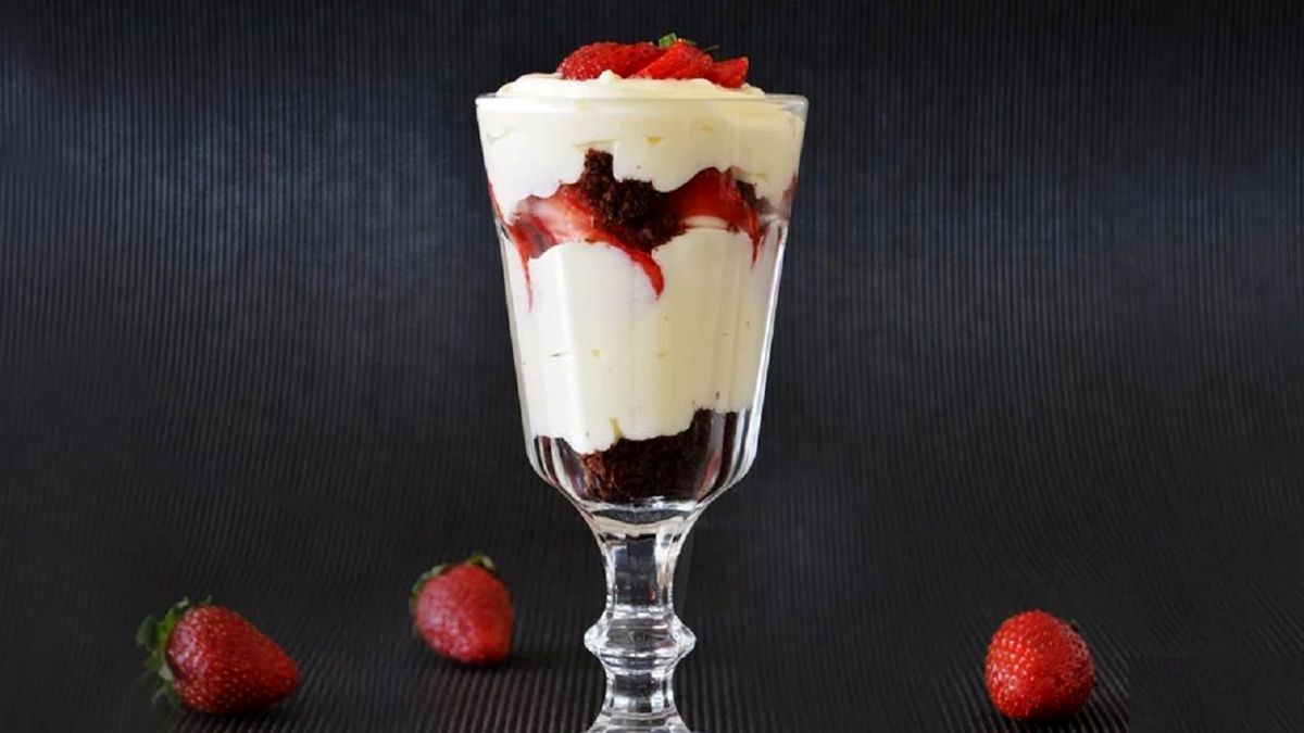 طرز تهیه دسر مگنولیا با طعم توت فرنگی و وانیل
