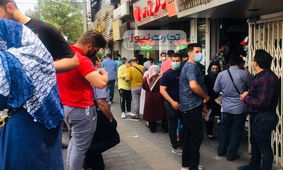 گزارش میدانی از شگردهای دلالان در بازار نزولی ارز / فروش نوبت، خرید سهمیه!