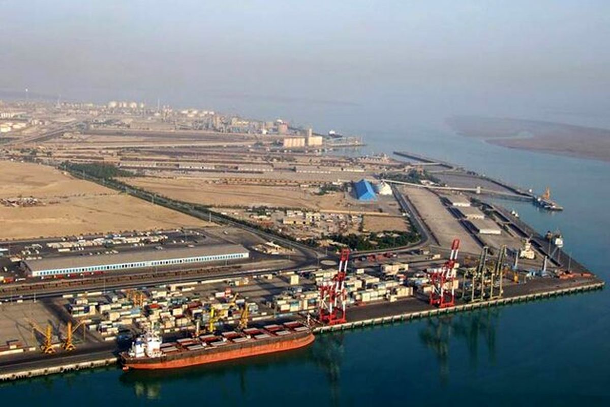 پهلوگیری کشتی اقیانوس‌ پیمای حامل گندم در بندر امام