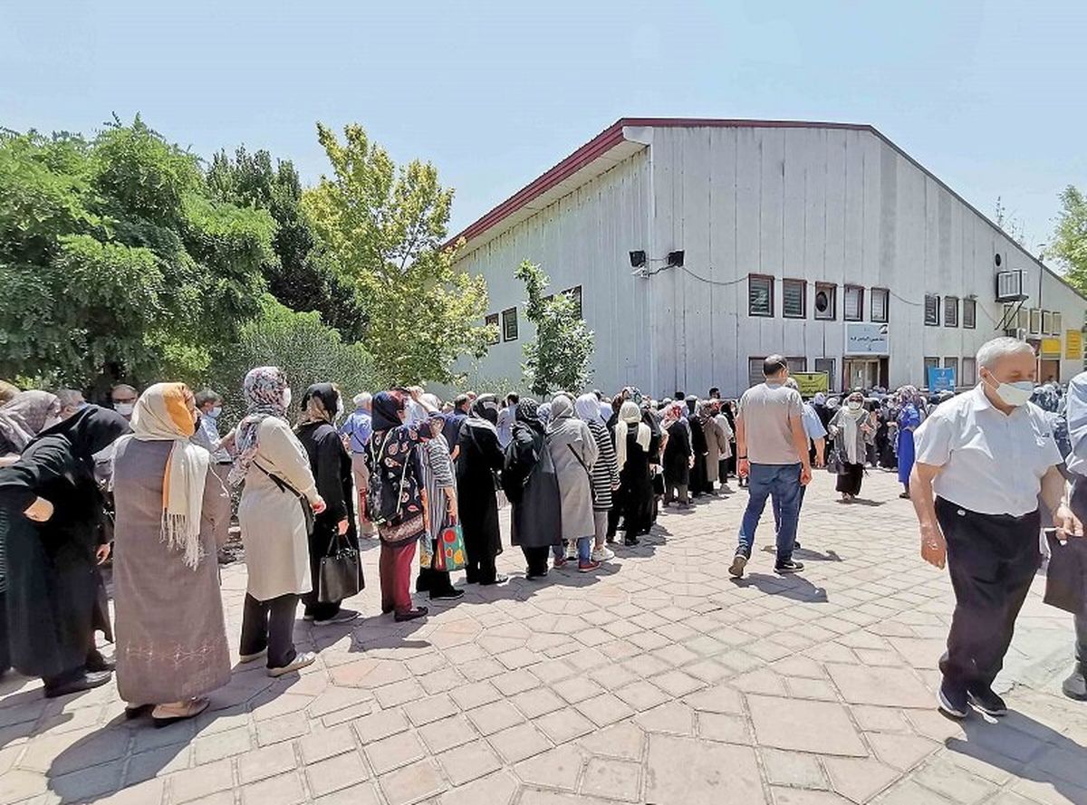 علت ازدحام در مراکز واکسیناسیون / بدون نوبت‌ مراجعه نکنید