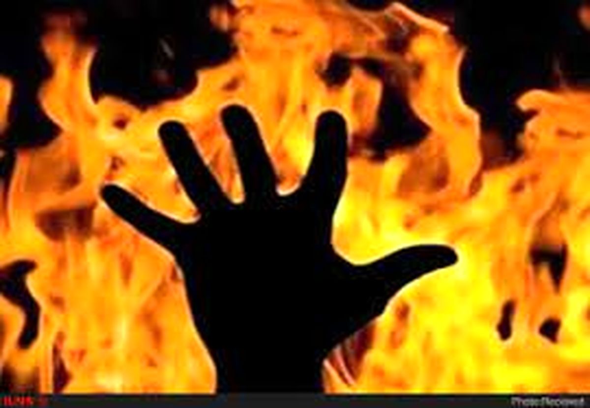 لحظه خودسوزی معلم جلوی دادگستری اصفهان/ ویدئو