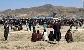 سی ان ان: هنوز بیش از ۲۰ هزار نفر در اطراف فرودگاه کابل حضور دارند