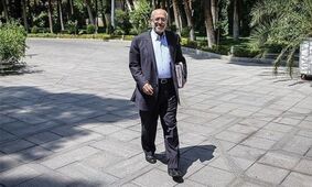 کسانی که هشتگ "محاکمه روحانی" را می‌زنند، عوامل اجنبی‌اند! / ۲۰درصد قیمت خودرو به جیب دولت می‌رود / می‌گویند نعمت‌زاده ۲۵۰ شرکت دارد / نه من برنج آلوده وارد کردم، نه دخترم داروی تاریخ مصرف گذشته