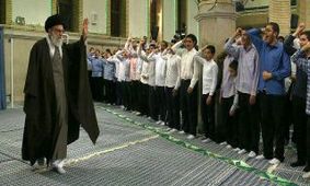 رهبر انقلاب در مراسم جشن تکلیف دانش آموزان: فردای این کشور و تاریخ آن متعلق به شماست، آماده شوید