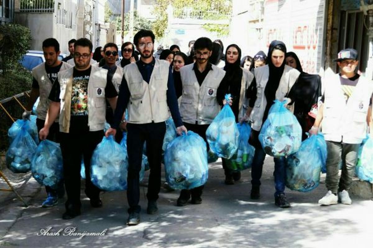 فرهنگ سازی جوانان اراکی برای جمع آوری ظروف یکبار مصرف در مراسم عزاداری