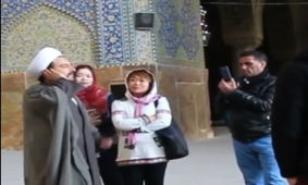 اذان گفتن به زبان چینی توسط یک روحانی +فیلم