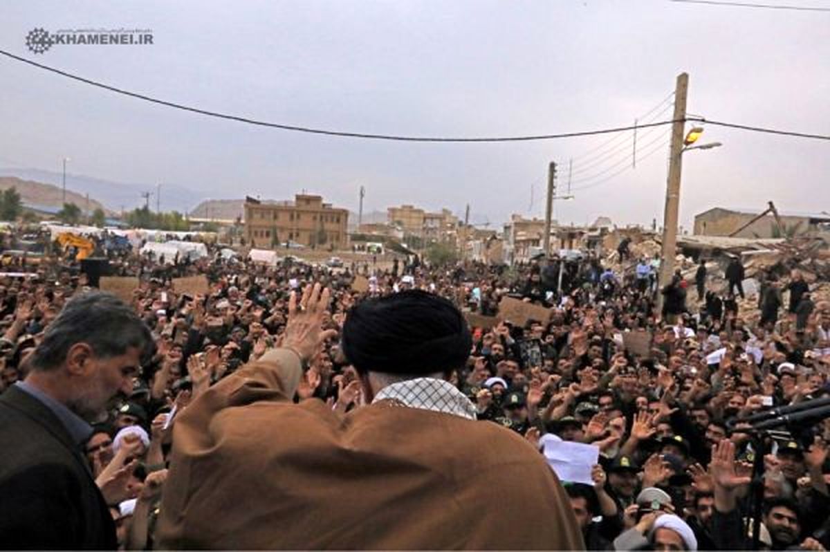 تصاویر رهبر انقلاب در بین مردم داغدار زلزله‌زده سر پل ذهاب