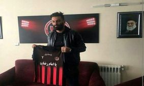مدافع استقلالی با مشکی‌پوشان قرارداد بست