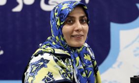 مانتوی خاص حمیده زرآبادی، سخنگوی ستاد پزشکیان هنگام رای دادن/ عکس

