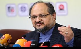 شریعتمداری: دنبال تعزیراتی کردن بازار نیستیم؛ بی‌ثباتی قیمت ارز رفع می‌شود