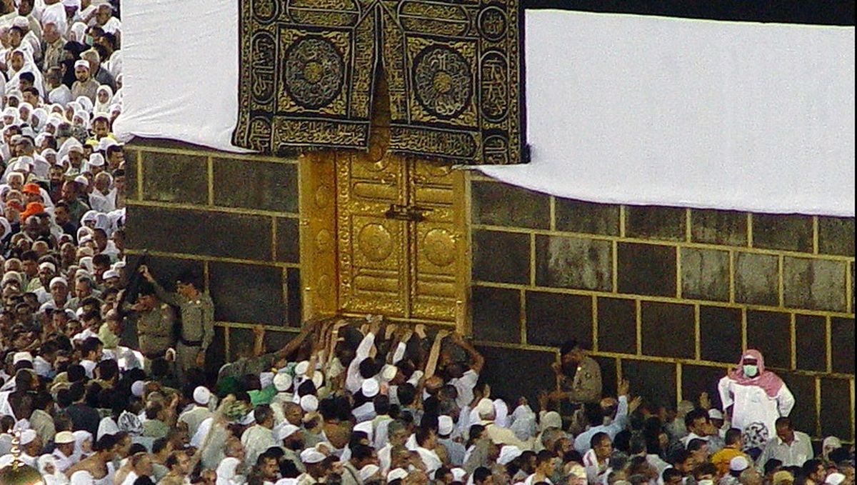 لحظه دستگیری زائری که قصد باز کردن درب کعبه را داشت!