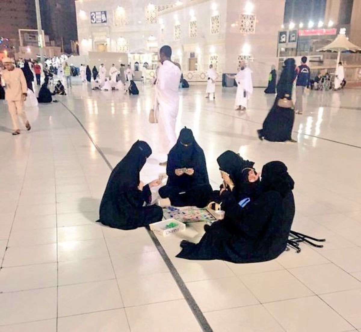 ورق بازی زنان سعودی در مسجدالحرام