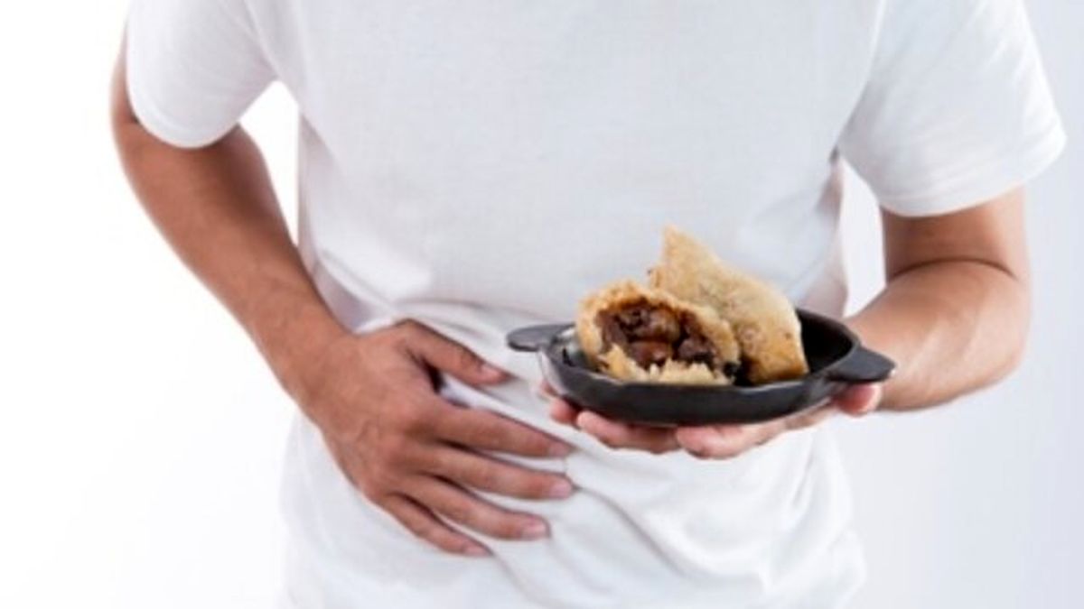 مسمومیت غذایی در سفر و تعطیلات؛ چه زمانی باید به پزشک مراجعه کرد؟


