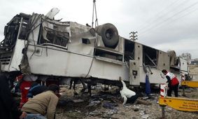 یک کشته در واژگونی اتوبوس مسافران هندی در محور آرادان-گرمسار
