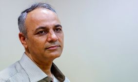 احمد زیدآبادی با انتقاد از ماجرای برخورد فیزیکی با عبدالله مؤمنی فعال سیاسی: آزادش کنید