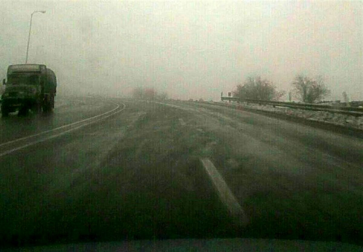 لغزندگی تمام محورهای استان همدان/ مه‌آلودگی گردنه‌ها