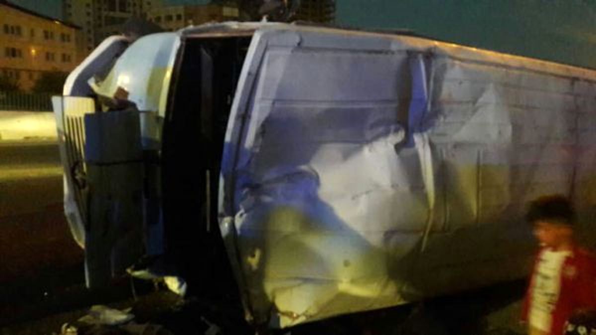 مصدومیت 18 نفر در واژگونی مینی بوس در بزرگراه ازادگان + تصاویر