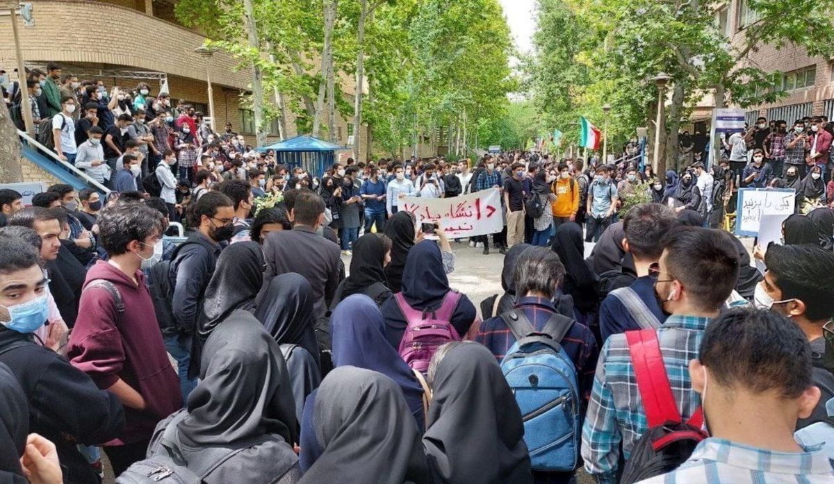 حکومت یا پیام اعتراضات را نمی‌شنود، یا اگر بشنود، نمی‌فهمد و اگر هم بفهمد، پاسخ مثبتی نمی دهد/ تمامی این وضع را ناشی از توطئه دشمنان و خارج می داند