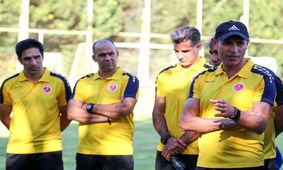 اخراج یحیی گل‌محمدی از روی نیمکت و درگیری خلعتبری با داور