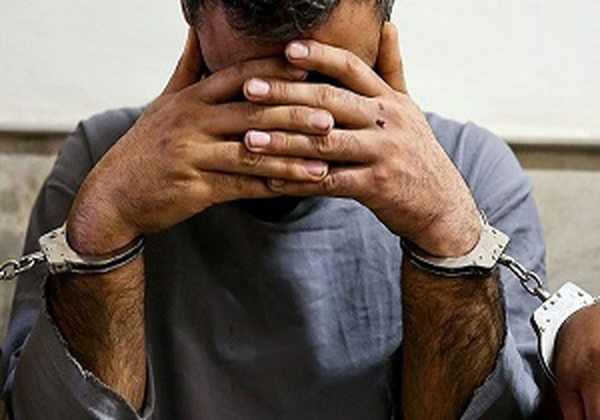 پلیس دستان یک شرور سابقه‌دار را بست