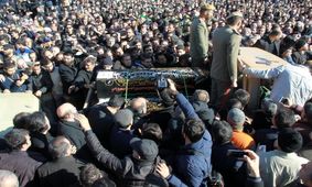 پیکر جانباختگان آتش‌سوزی مریوان بر روی دستان مردم تشییع شد