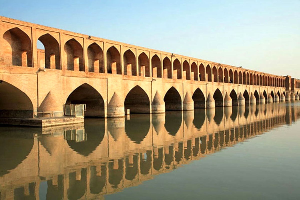 سفر دو هفته‌ای به ایران برای یک زوج اروپایی چقدر آب می‌خورد؟