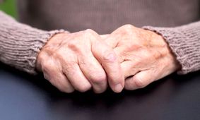 چه عاملی ریسک ابتلا به پارکینسون را در افراد افزایش می دهد؟