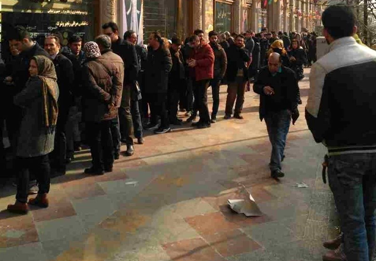 هجوم فروشندگان دلارهای خانگی برای فروش در مشهد