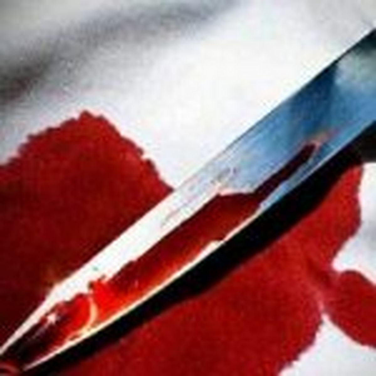 دختری بخاطر موبایل مادرش را چاقو چاقو کرد