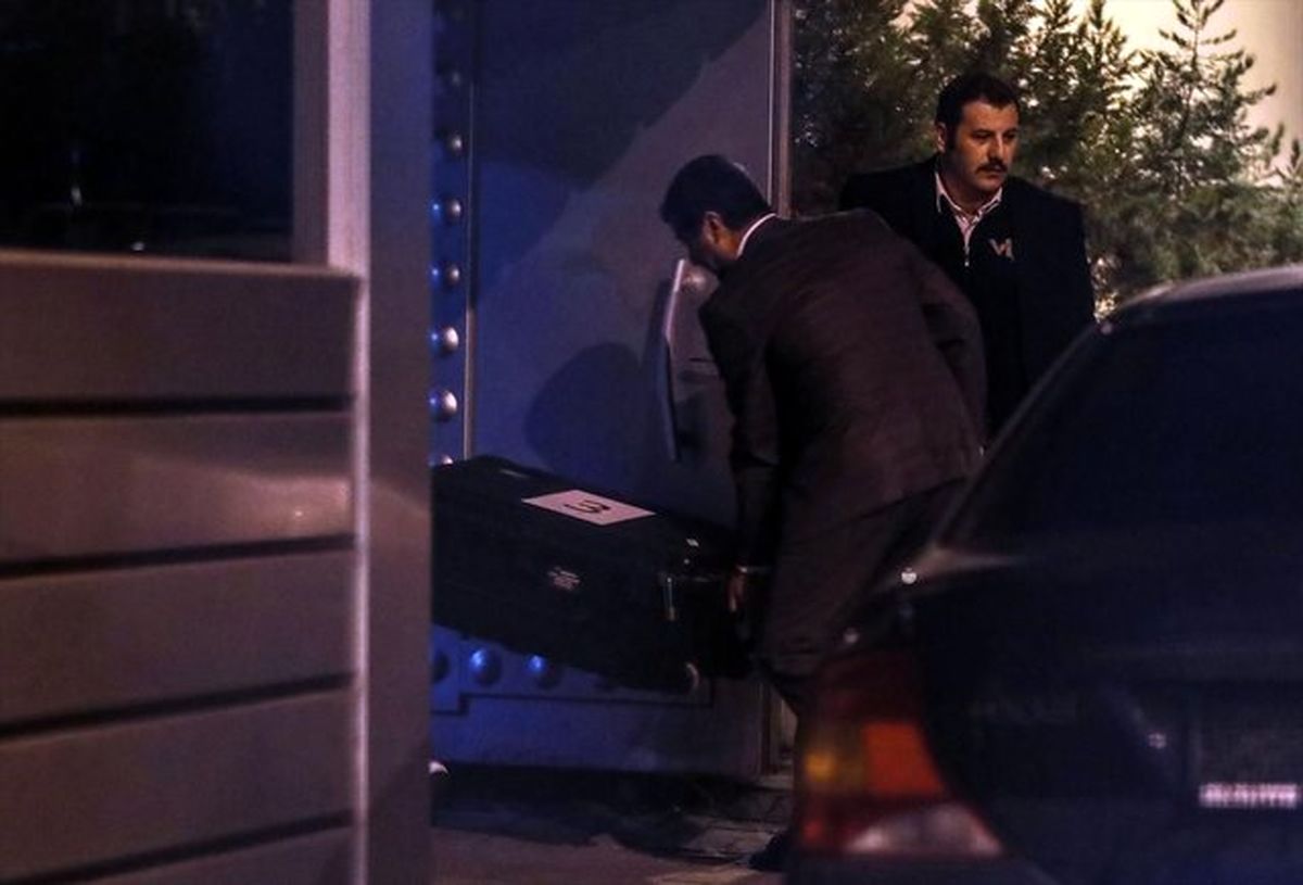 ورود سه صندوق بزرگ سیاه رنگ به داخل کنسولگری عربستان در استانبول + تصاویر
