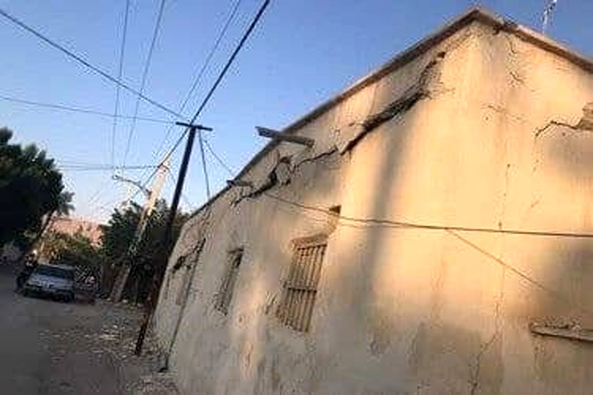 برخی از منازل ۳۰ تا ۱۰۰ درصد تخریب شده‌اند/ برپایی بیش‌از ۶۰۰ چادر/ بازدید مخبر از مناطق زلزله‌زده/ دستور معاون اول رئیس جمهور برای رفع مشکل مردم