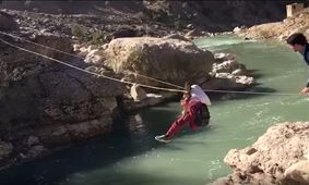 اهالی این روستا با سیم بوکسل از روی رودخانه تردد می‌کنند