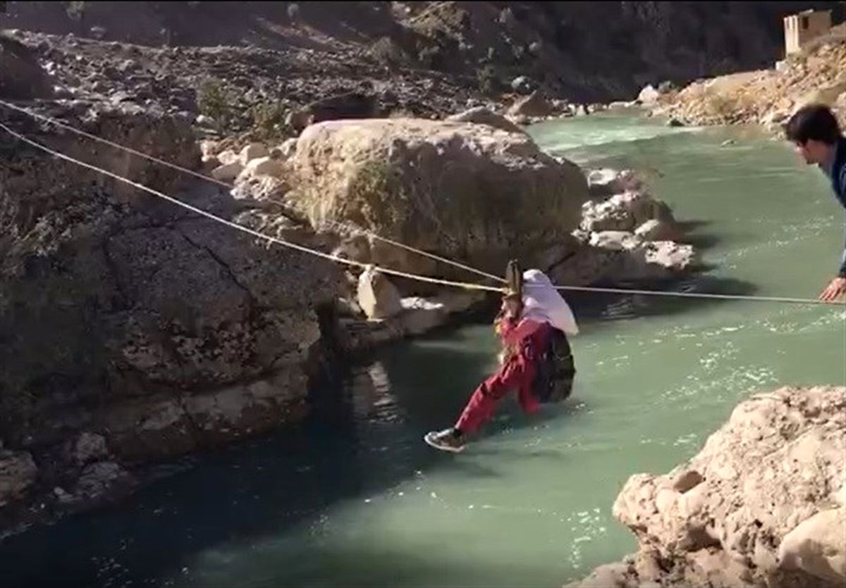 اهالی این روستا با سیم بوکسل از روی رودخانه تردد می‌کنند