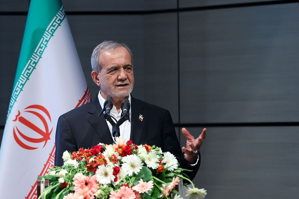 پزشکیان: مشکلات کشور با کمک علم و عالمان حل می شود/ به دنبال جنگ نیستیم

