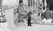 سفر در زمان؛ دختر ناصرالدین‌شاه در حال نوازش اسب؛ بیش از یک قرن قبل 